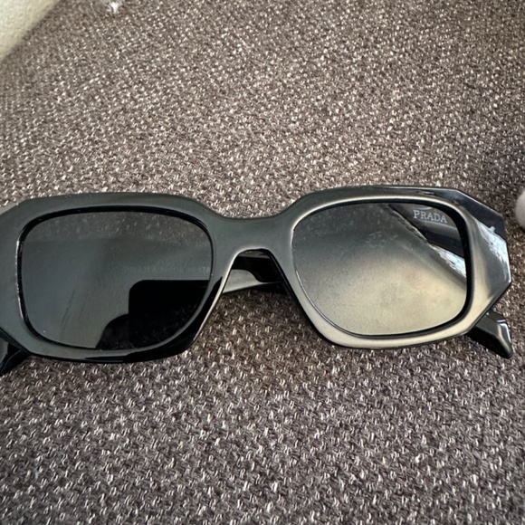 Authentic Prada shades - Picture 4 of 5